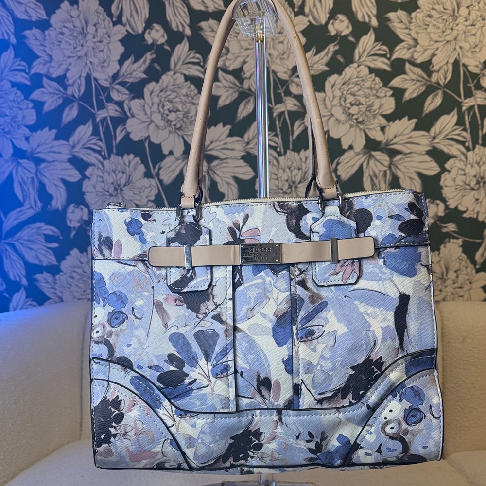 🤑 Guess Authentic Vintage Blue and Cream Floral Tote